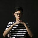 作者陈瓜瓜的插画头像，戴着圆框眼镜的年轻人坐在台灯下翻看手写笔记