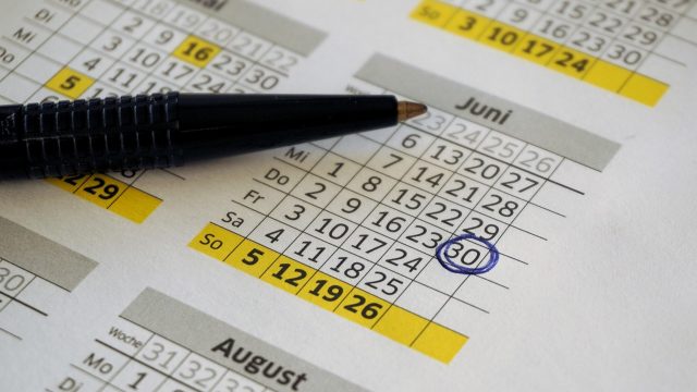 日历上圈出若干日期并用箭头连成序列，示意活动节奏与参与时间点的安排