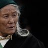 读者头像插画，短发人物在傍晚的公交站台低头看手机