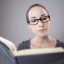 读者阿布的头像，夜灯下的半身人像